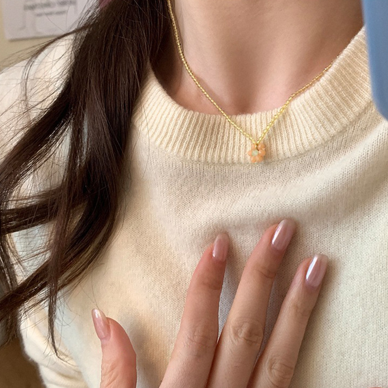 A pink beaded flower necklace with a niche design sense, a new and fresh collarbone chain for women in 2023, a trend on Instagram details Picture
