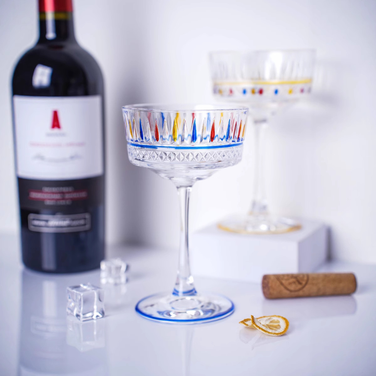 New Norse-style champagne glass, wine glass and light luxury Italian wine glass with hand-painted color relief of high appearance level Specification drawing