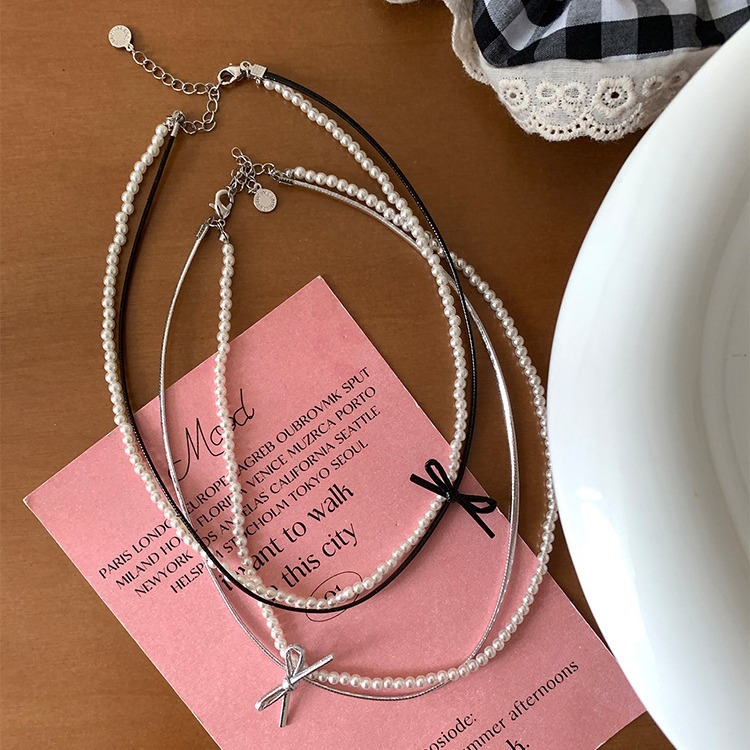 Double-layer leather bow pearl necklace with a girlish charm, sweet and cute, elegant and versatile, unique neckchain and collarbone chain full figure