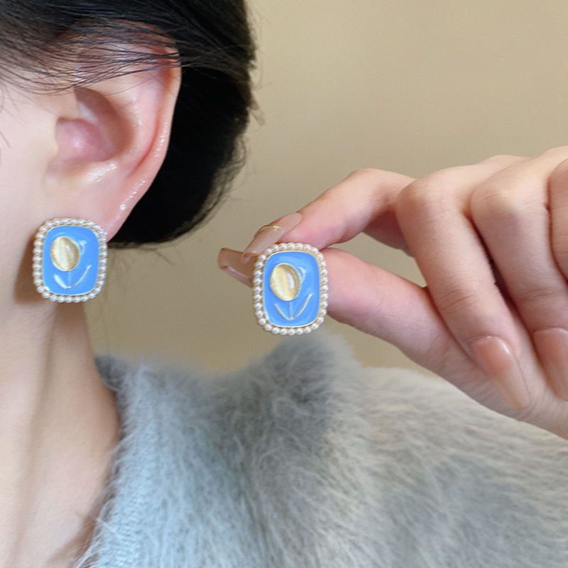 Tulip flower pearl earrings, women's retro enamel stud earrings, 2025 new style of fashionable, fresh and elegant earrings details Picture
