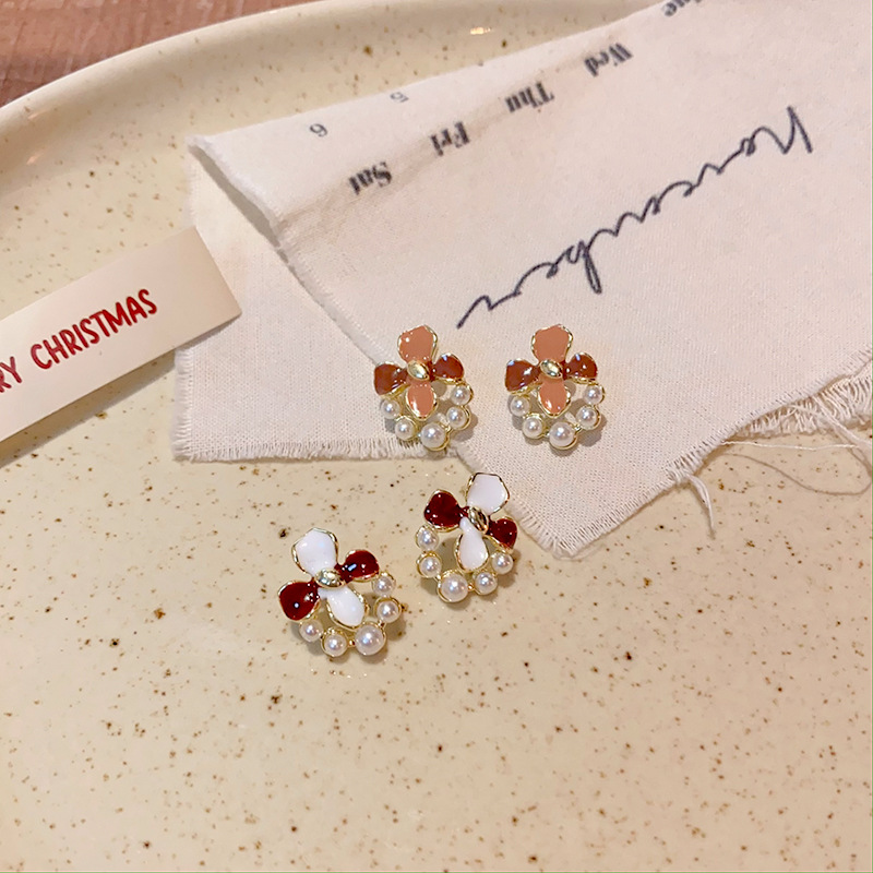 Autumn and winter retro exquisite oil-dripping gardenia flower earrings, simple and elegant for women, pearl versatile, gentle stud earrings for girls Application Scenario