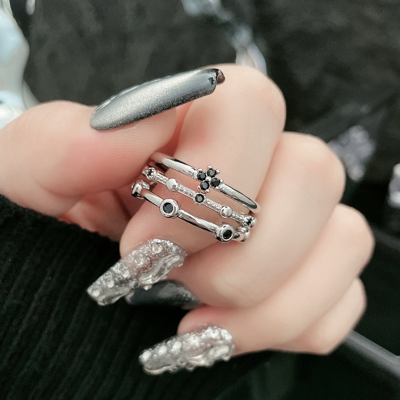 A niche design with a layered open ring, exuding a feminine charm. Simple and plain ring, dark personality, adjustable and fashionable index finger ring full figure
