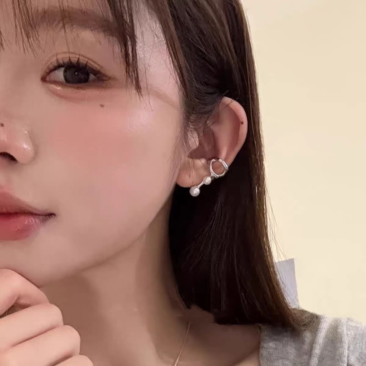 The minimalist and niche design of the lava pearl ear bone clip, a new 2025 bestseller, exudes a high-end and unique sweet and cool vibe details Picture