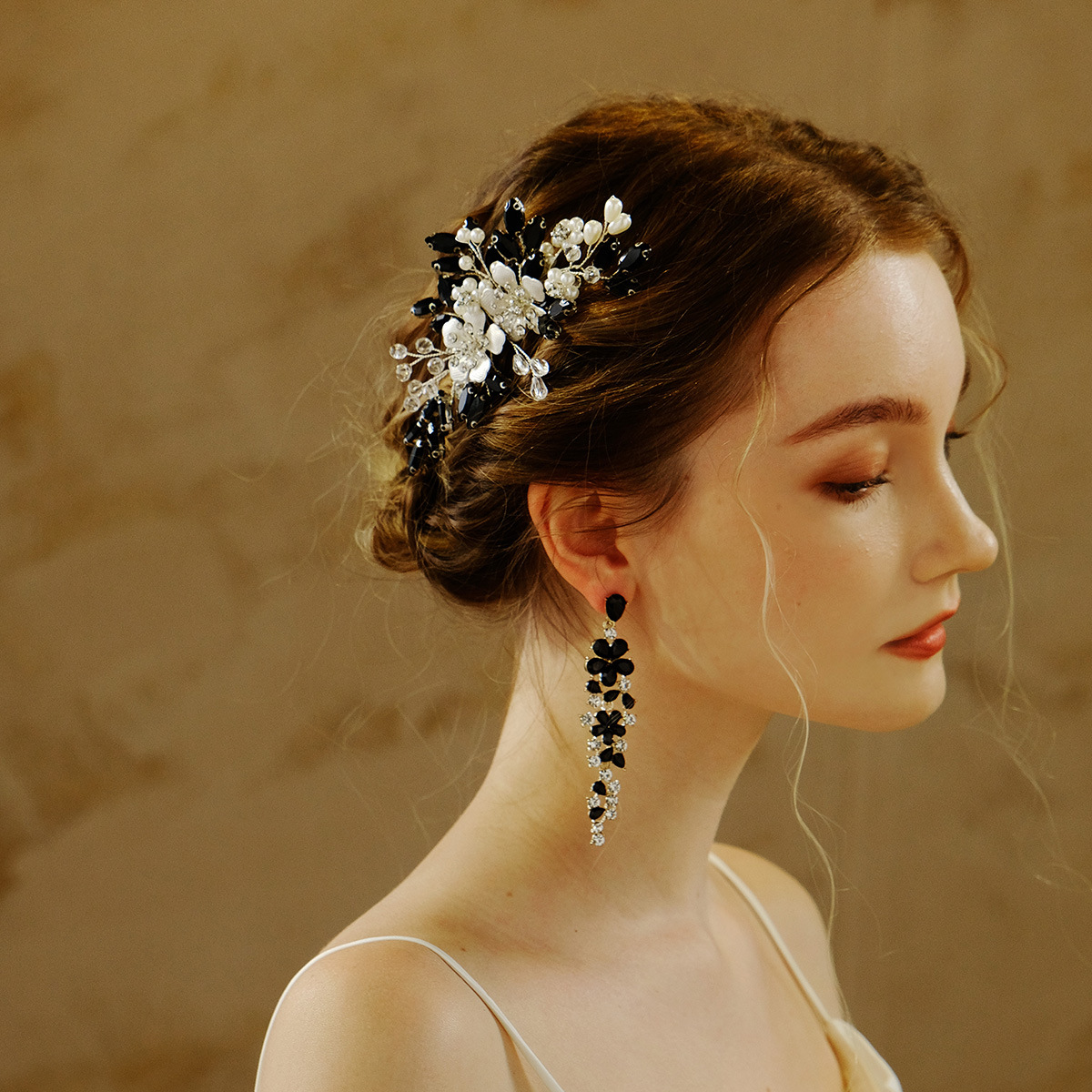 Bride's hair accessories, photo accessories, handcrafted pearl flower hair bun, headwear, Halloween black water diamond hair comb full figure