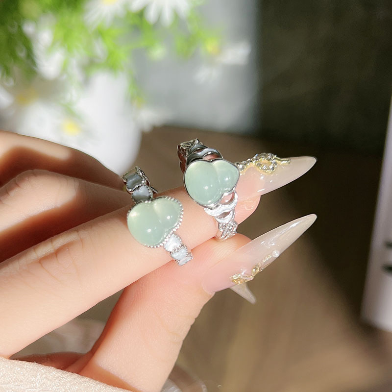 A new, stylish, versatile and high-end ring with a touch of antique style and a light luxury, featuring a chalcedony gourd details Picture