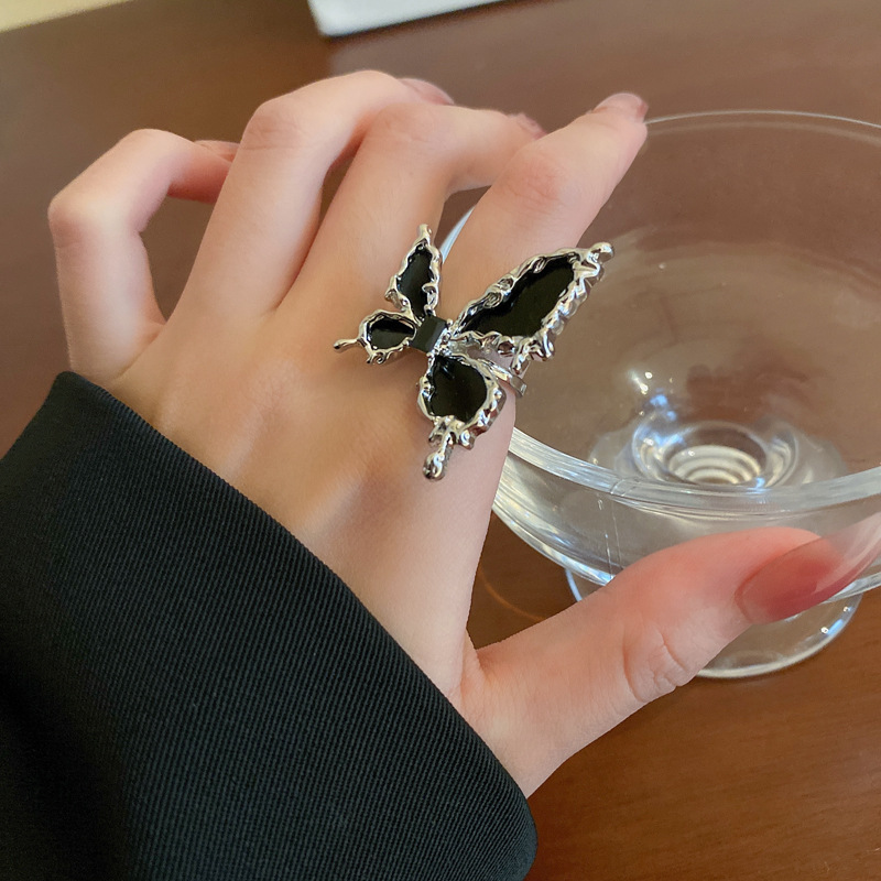 The black butterfly-shaped opening ring is a fashionable, individual, light luxury and high-end ring with a niche design. It is a new internet-famous jewelry full figure