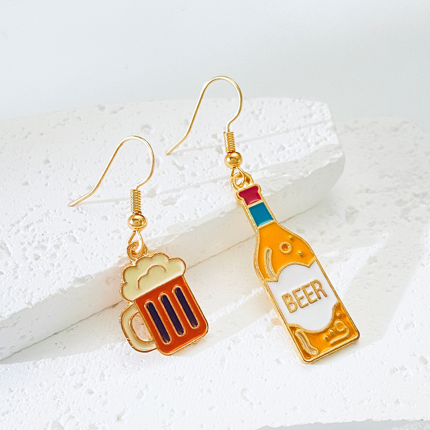 Cross-border new faux beer earrings, women's creative design acrylic European and American style earrings, wholesale of Beer Festival earrings Application Scenario