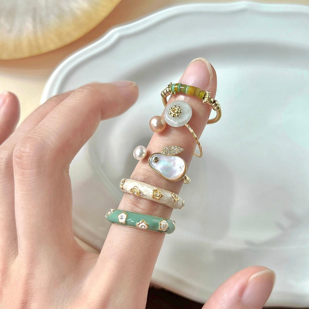 Pearl enamel ring, a female Hepburn style Internet celebrity bestseller, a light luxury and niche design for women, a high-end and trendy index ring full figure