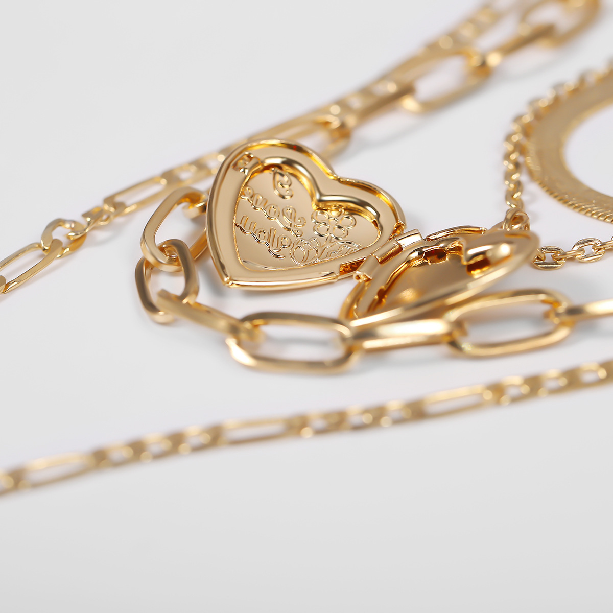 European and American cross-border jewelry geometric serpentine chain square thick chain necklace mixed and matched open heart rose pendant necklace Application Scenario