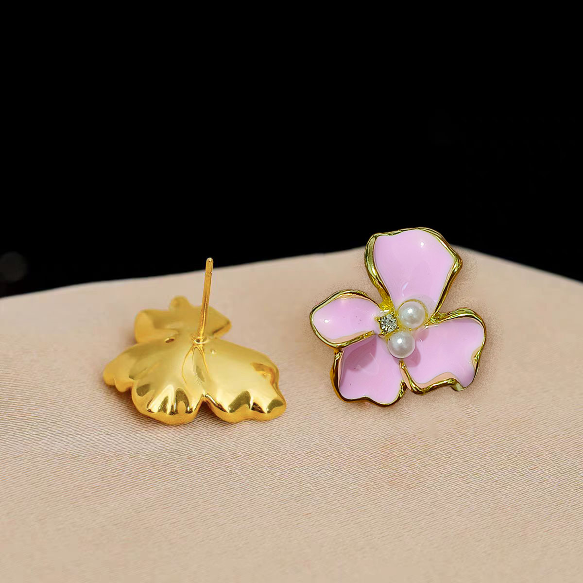 Exquisite and high-end iris earrings, summer Japanese and Korean fresh oil-dripping pink cherry blossom earrings, pearl stud earrings details Picture