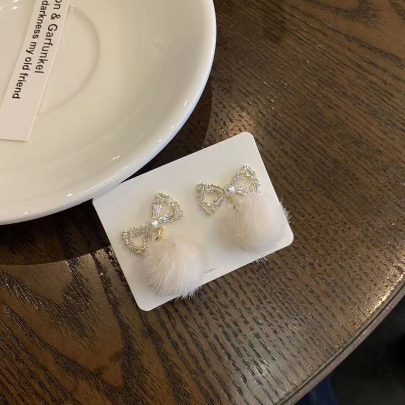 Fluffy zircon bow pom-pom earrings for women, a unique and warm Korean style pom-pom design Application Scenario