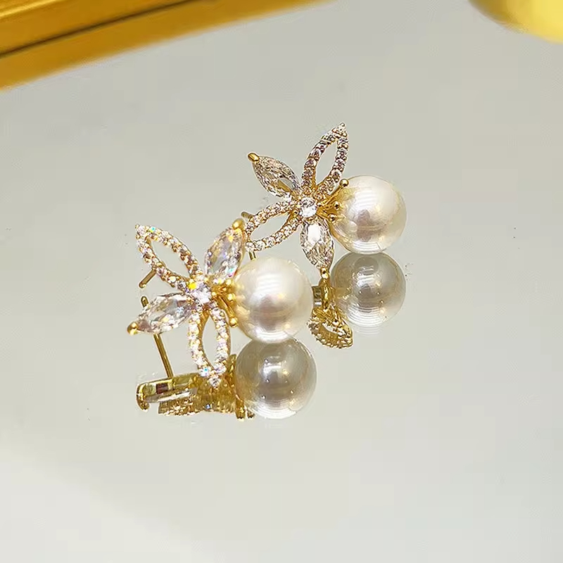Xuhui brand exquisite and light luxury copper plated with real gold and zircon inlaid 925 silver needle flower pearl stud earrings Application Scenario