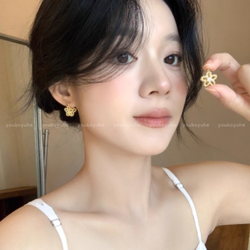 Cold and elegant female lead ~ Korean-style silver hollowed-out flower earrings for women, a light luxury and high-end look, sweet and elegant earrings full figure