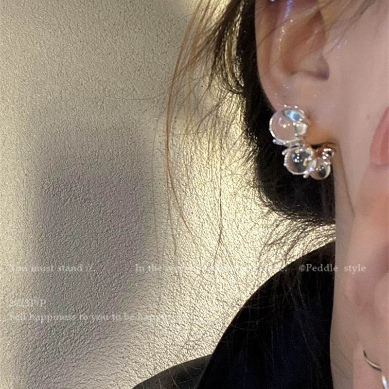 Unique ice-transparent beaded earrings with a niche design sense, high-end stud earrings for women, simple and elegant, cold style earrings, fashionable Application Scenario