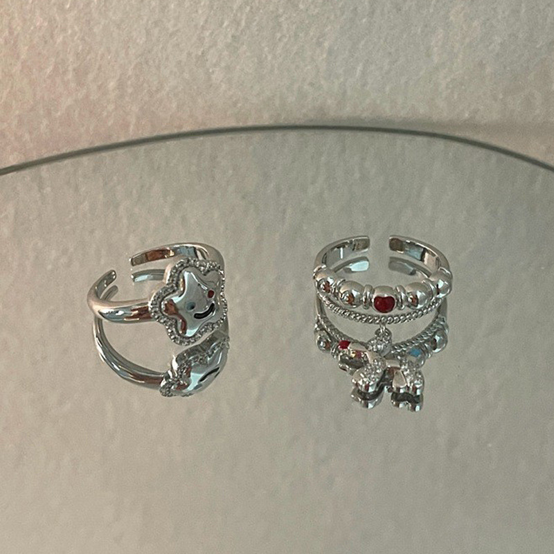 A niche cloud balloon dog open-mouth ring with a feminine personality and a high-end feel, featuring an INS style and a light luxury design. It's a cute food ring Application Scenario