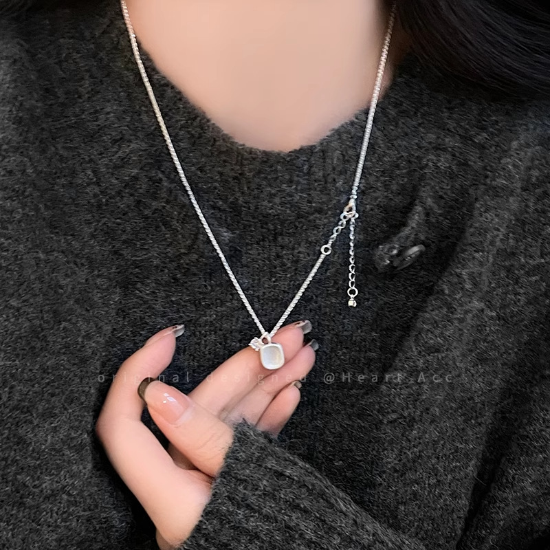 Textured brushed square sugar zircon metal pendant necklace, a unique, fashionable and versatile necklace for women, sweater chain Application Scenario