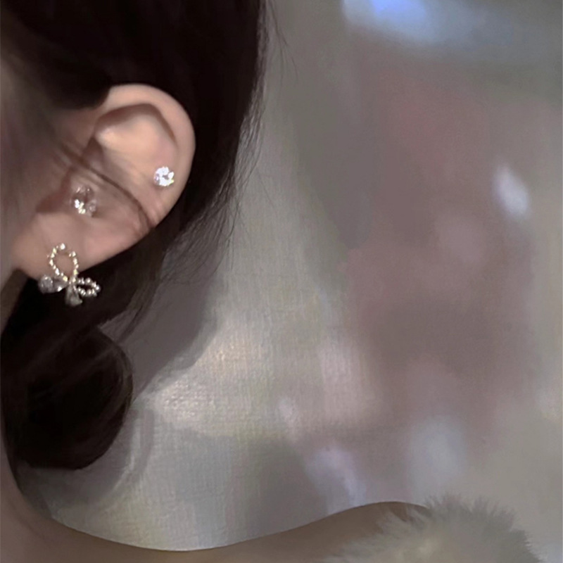 Exquisite micro-inlaid hollowed-out butterfly zircon earrings exude a sweet and sophisticated feminine charm. Versatile and simple stud earrings are fashionable and elegant Specification drawing