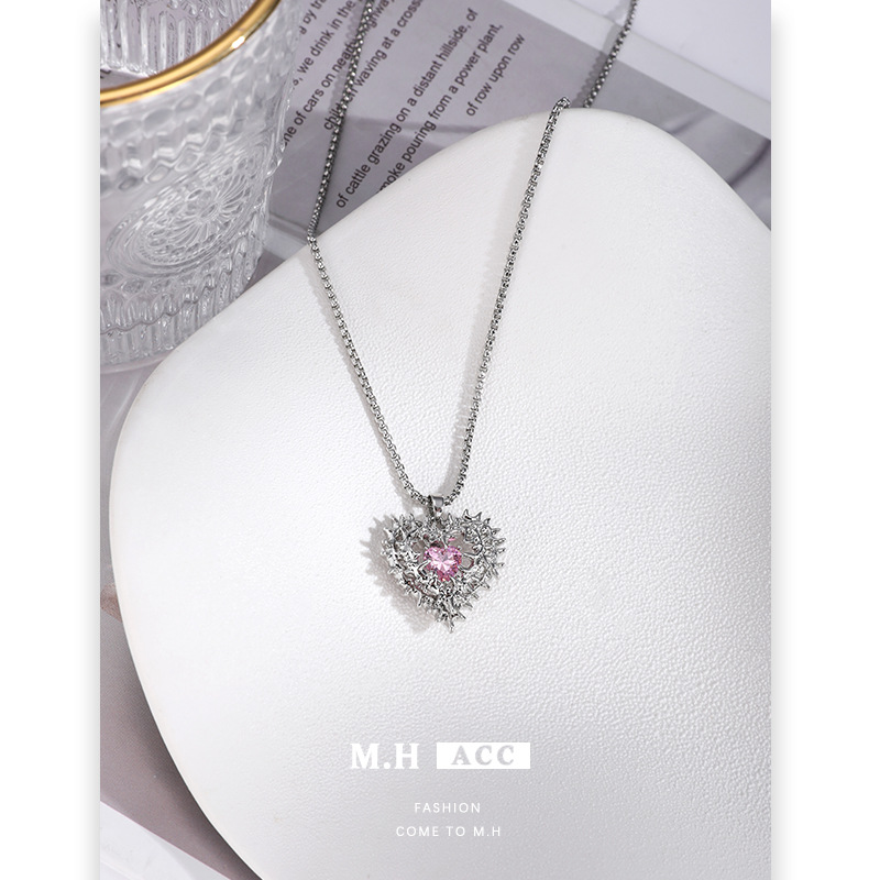 Original design, sweet and cool style, sharp thorns, heart-shaped necklace, women's light luxury, exquisite fashion, high-end sense, zircon collarbone chain Application Scenario