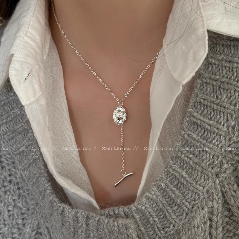 Gold pendant necklace 2023 new style light luxury niche collarbone chain accessory sweater chain, feminine style full figure