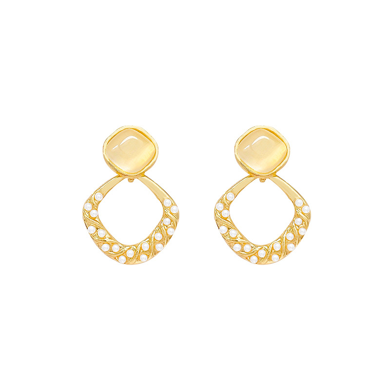 Korean-style cat's eye stone diamond-shaped pearl stud earrings for women, with a light luxury and high-end style, are fashionable, versatile and unique earrings Item Picture