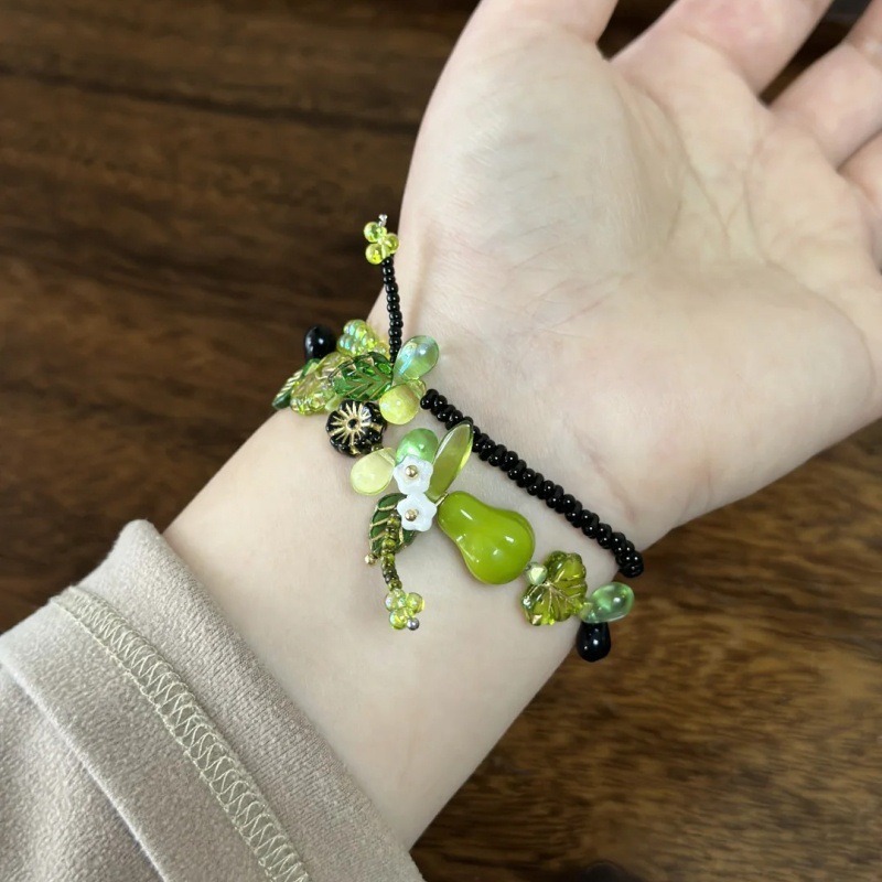 Green pears and spring buds! Green beaded natural plant series green pear bracelet, a niche forest-themed retro beaded bracelet for women Application Scenario