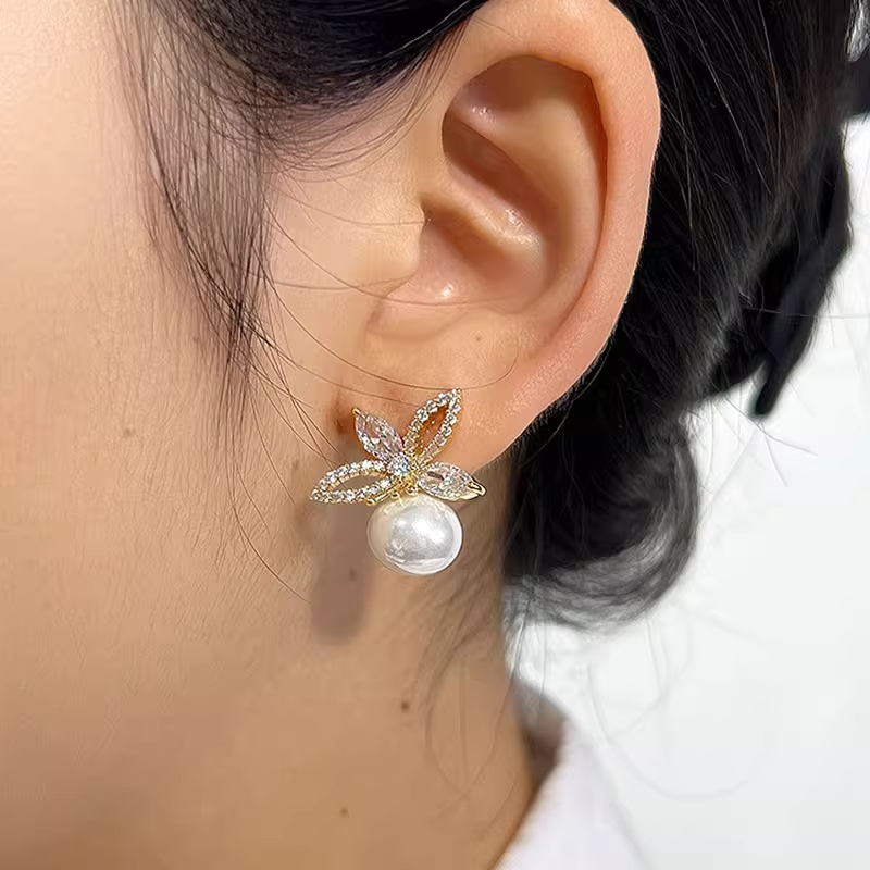 Xuhui brand exquisite and light luxury copper plated with real gold and zircon inlaid 925 silver needle flower pearl stud earrings full figure