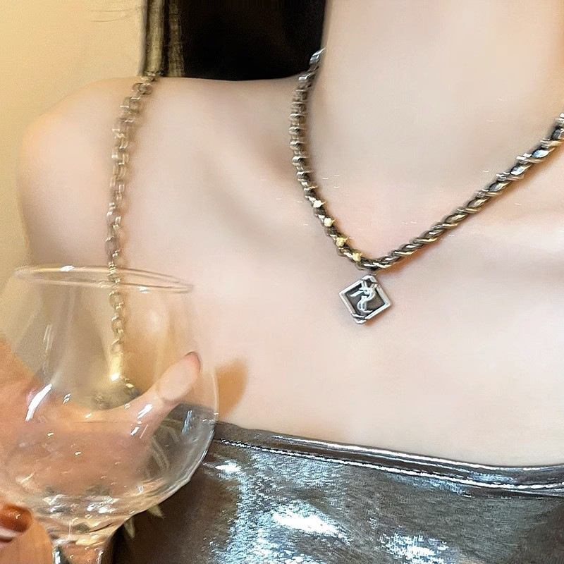 Sweet and cool chanel-style leather rope necklace for women, 2023 new model nameplate pendant collarbone chain style elegant neck chain Specification drawing