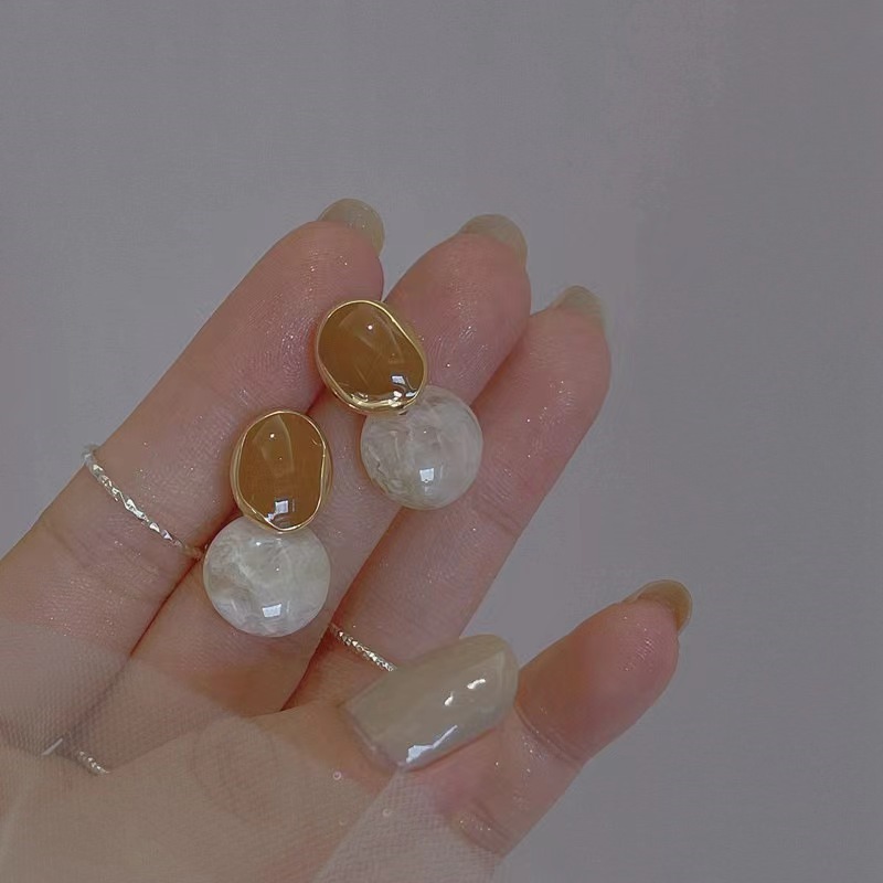 Unique irregular-shaped stud earrings with a feminine charm, Hong Kong-style earrings, simple and distinctive color contrast, autumn and winter internet-famous versatile earrings Specification drawing