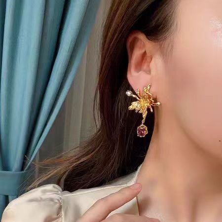 Butterfly ultra-exquisite heavy industry diamond-encrusted earrings, three-dimensional butterfly design, retro vintage earrings and stud earrings Specification drawing