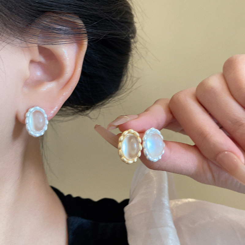 French retro matte oval cat's eye stone earrings, a niche design for women, geometric lace stud earrings, versatile earrings details Picture