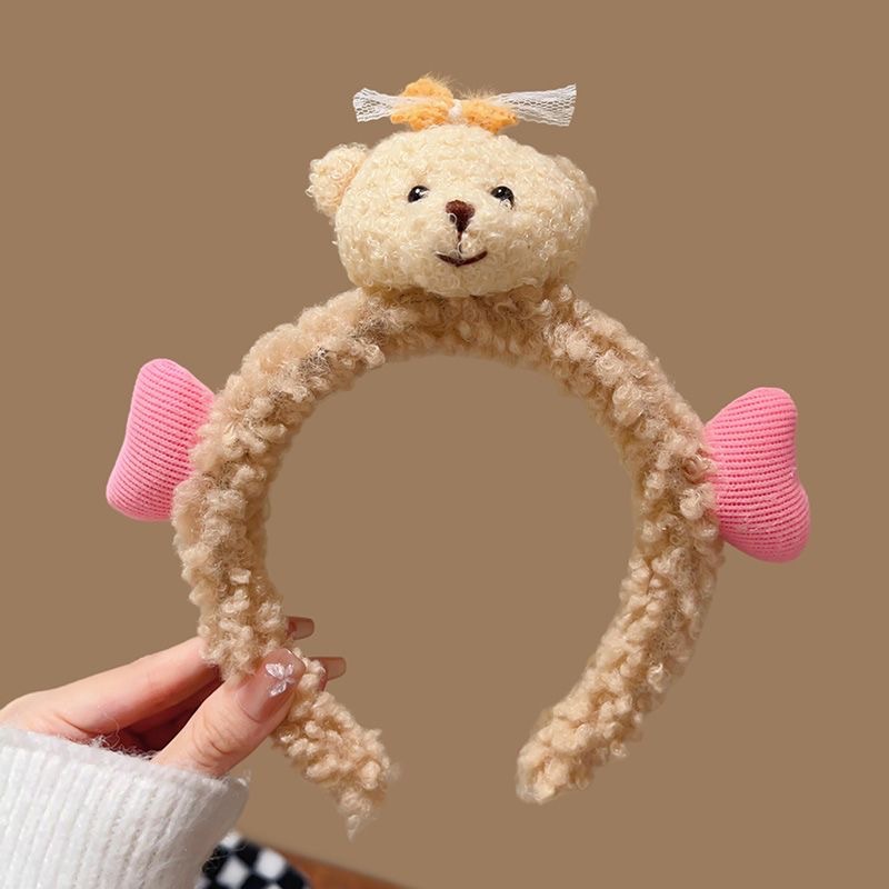 Autumn and winter new cartoon facial hair bands, cute Korean bear hair bands, plush anti-slip headbands, hair clips and headwear Application Scenario