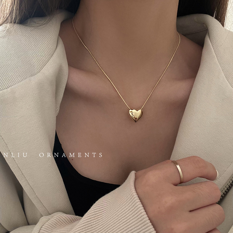 Silver heart-shaped necklace for women 2023, a new style of elegant heart-shaped collarbone chain, a light luxury and niche accessory necklace details Picture