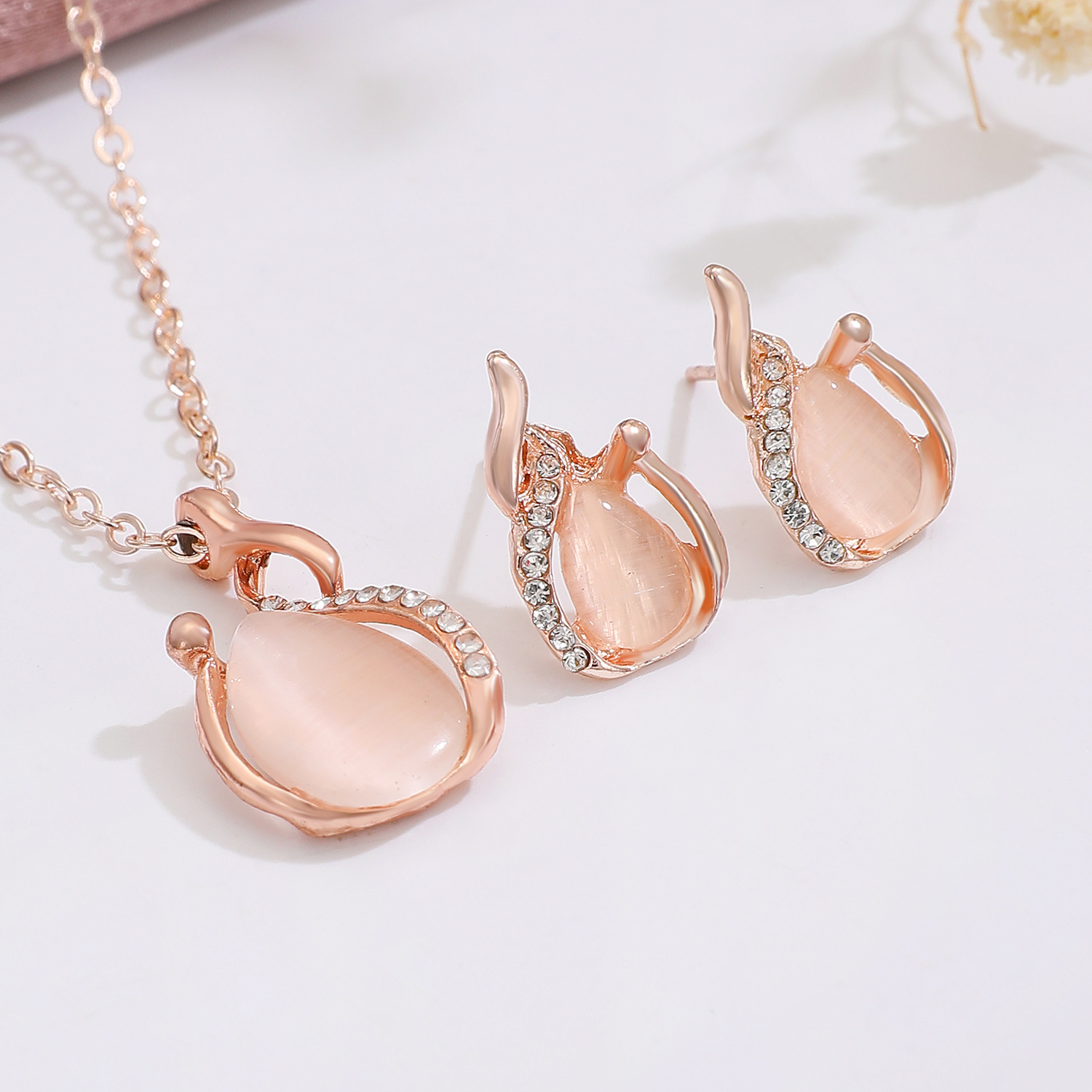 A new European and American bridal jewelry set, featuring a simple crystal cat's eye stone teardrop-shaped necklace and earrings, as a two-piece accessory Application Scenario