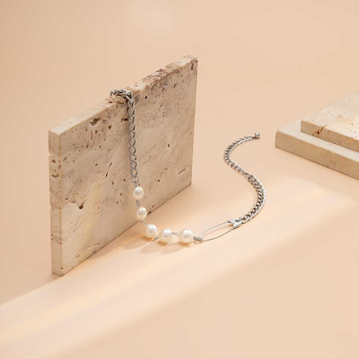 European and American cross-border jewelry, personalized, fashionable, sweet and cool style paperclip chain necklace, retro imitation pearl metal necklace Application Scenario