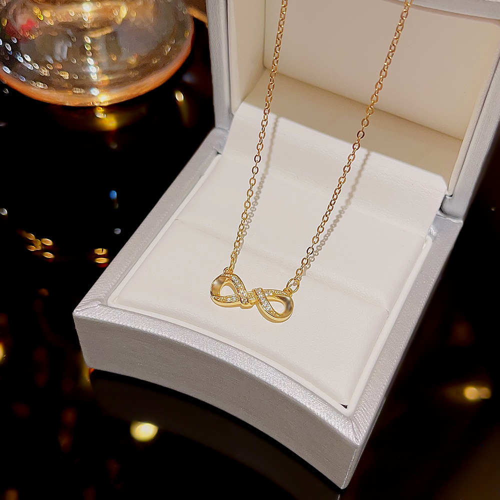 A simple and versatile 8-shaped necklace from South Korea that doesn't fade, a light luxury pendant, a new niche necklace, and a sweet collarbone chain that is popular among Internet celebrities details Picture