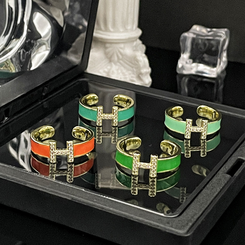 A Mambo style mint green enamel drop glaze H-letter open ring for women, a retro, light luxury, and court-style fashionable ring Specification drawing