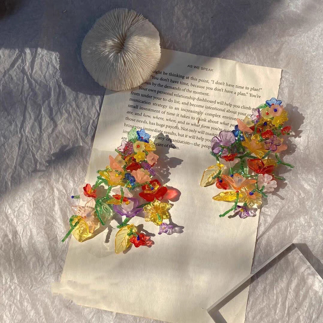 Personalized design sense, colorful flowers, hand-woven stud earrings, women's spring and summer beaded flower and leaf earrings, long earrings Application Scenario