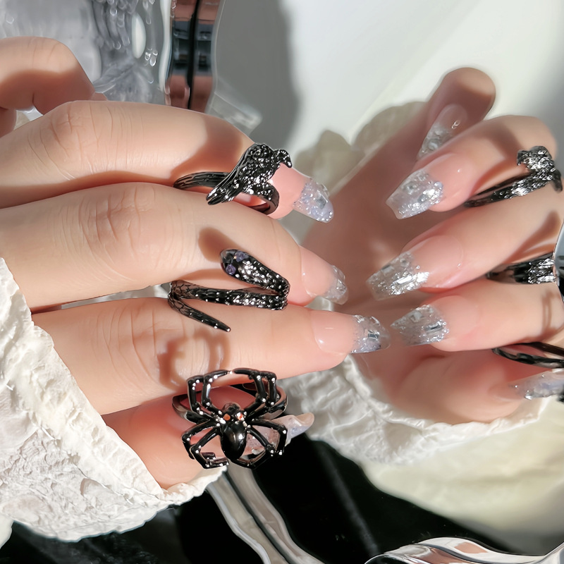 A unique dark style European and American snake-shaped crow trendy and cool ring, a gender-neutral punk hip-hop fashionable and exquisite ring for women details Picture