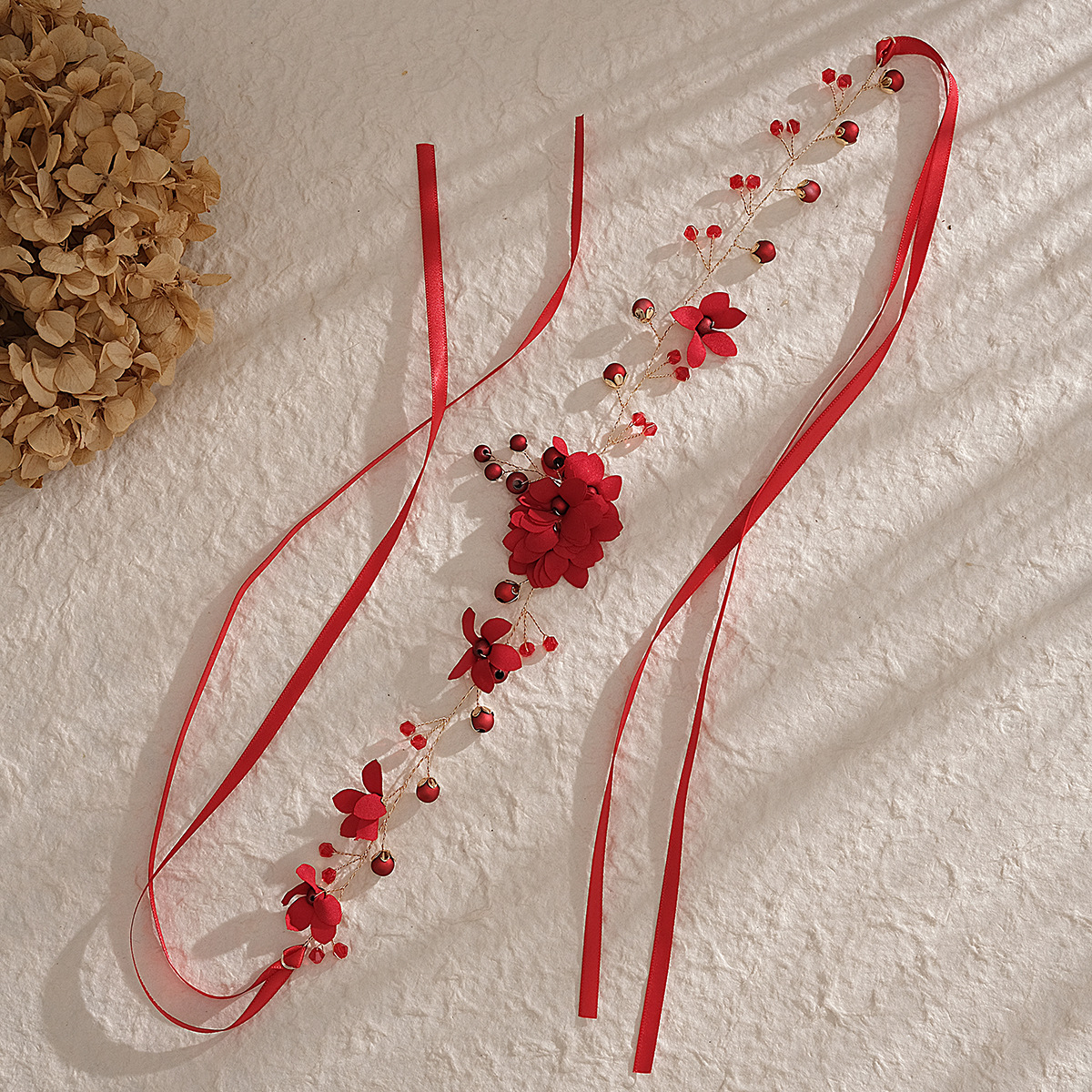New Korean bride headband, a retro forest-themed wedding accessory, handcrafted fabric floral headwear, and a sweet updo headband details Picture
