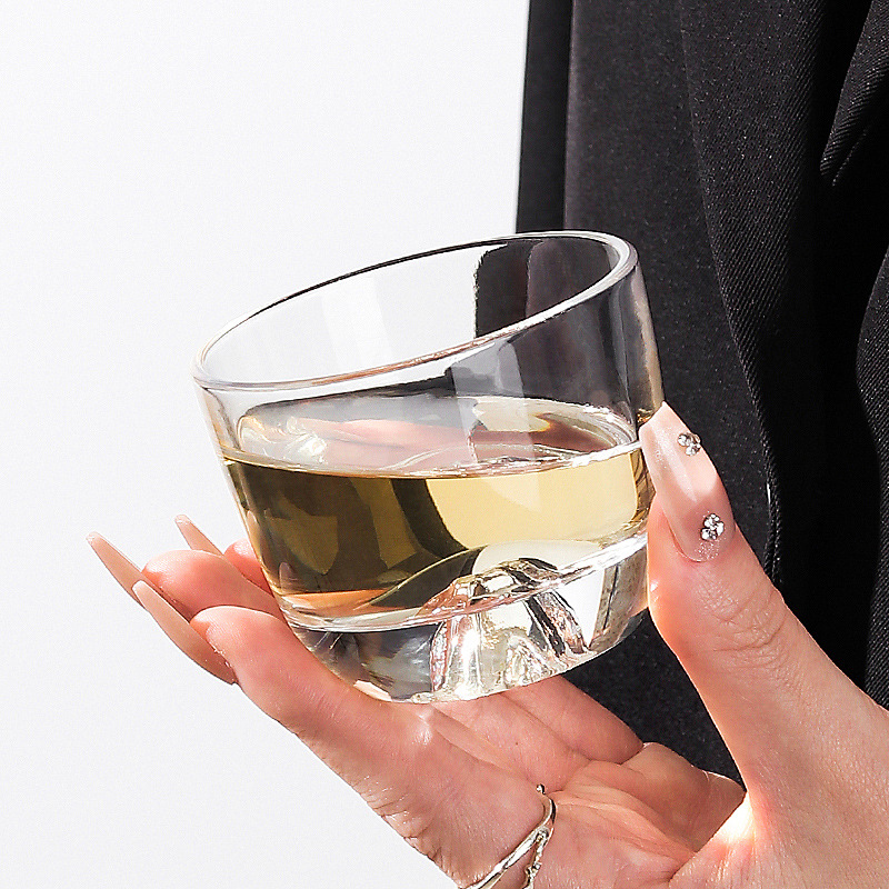 Wholesale of high-end Japanese mountain-viewing glass cups for household use, master cups, ladies' famous cups, and tea brewing glass cups Specification drawing