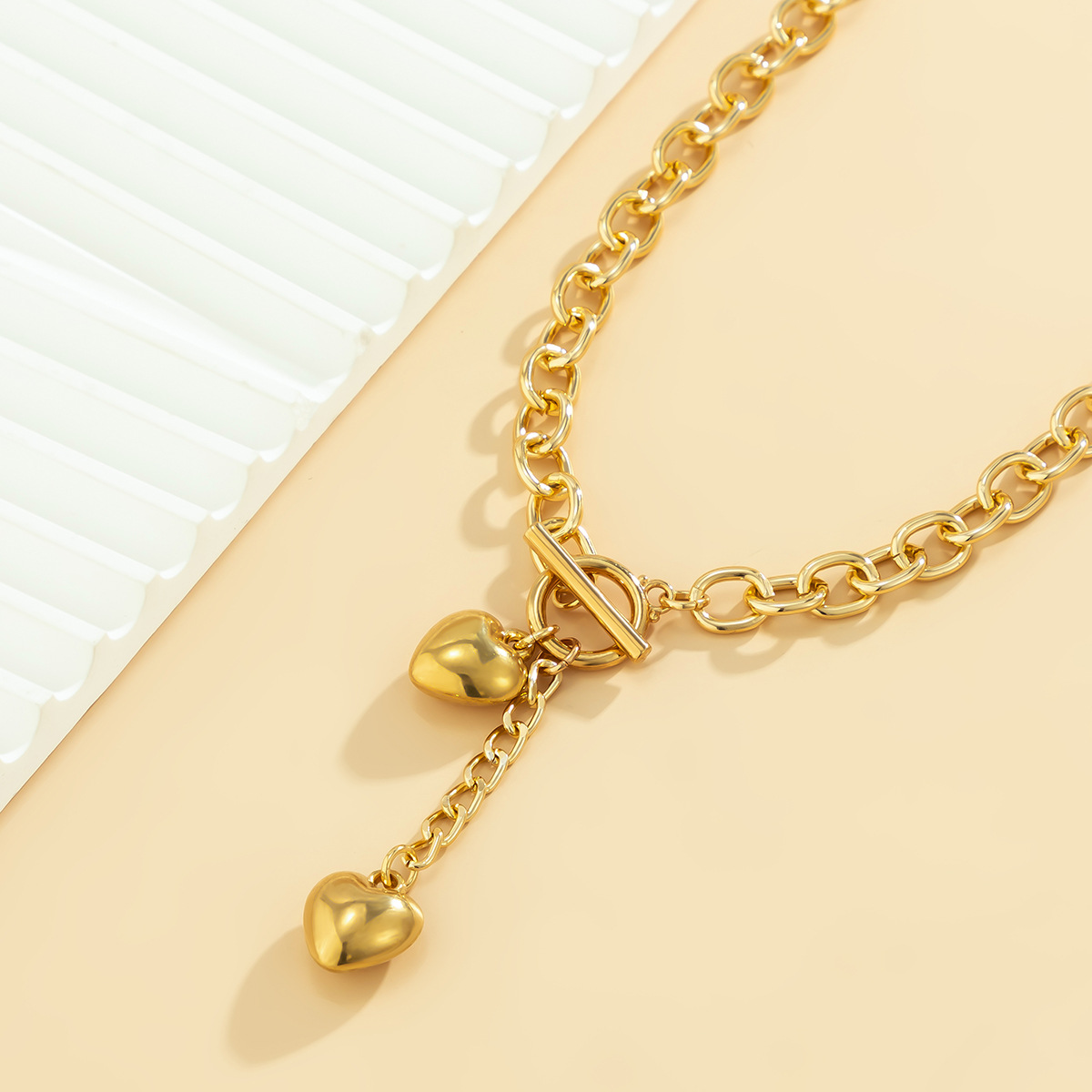 European and American cross-border jewelry, personalized hip-hop heart pendant, collarbone chain, diamond-encrusted key lock, OT buckle, six-sided polished necklace Application Scenario