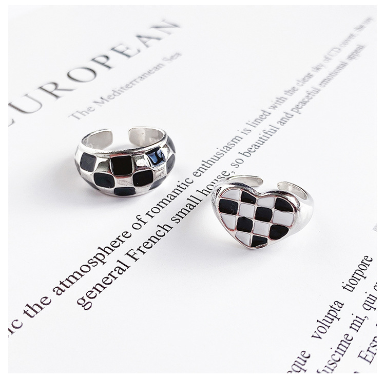 The heart-shaped black and white checkered open-top ring for women on Instagram features a cold, luxurious, and niche design. It's a fashionable and personalized ring trend full figure