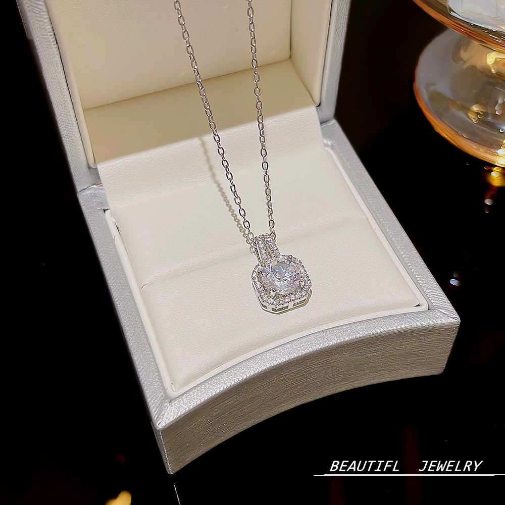 New accessories: Super Sparkling geometric square titanium steel necklace, women's niche light luxury exquisite pendant, fashionable and versatile collarbone chain Specification drawing