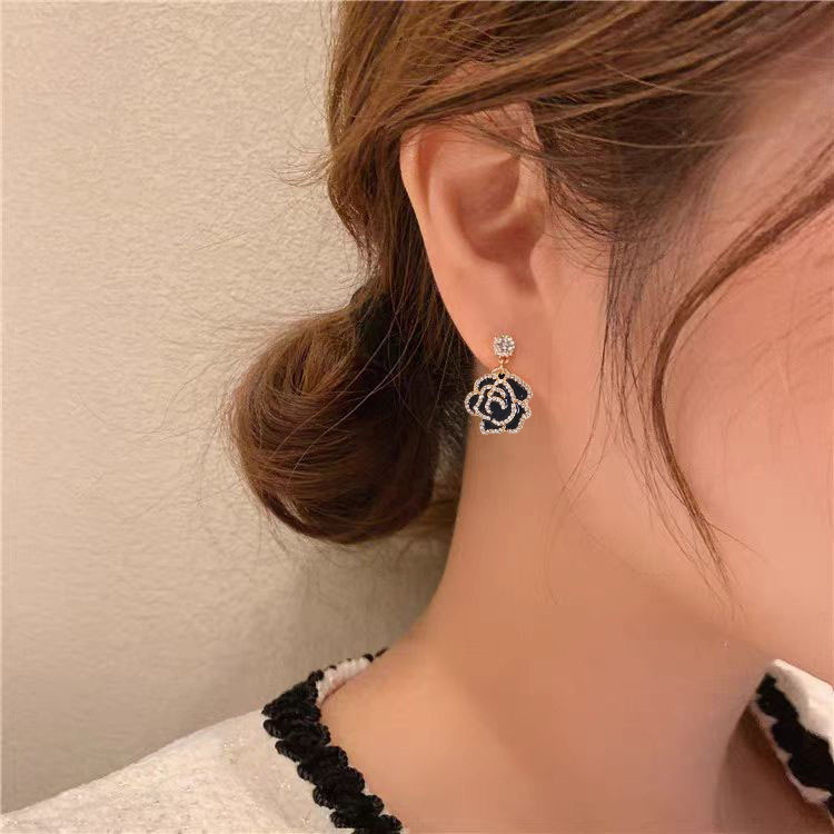 "Black Mountain Camellia" French Camellia ear studs with a delicate fragrance for women, a new style of high-end floral earrings full figure