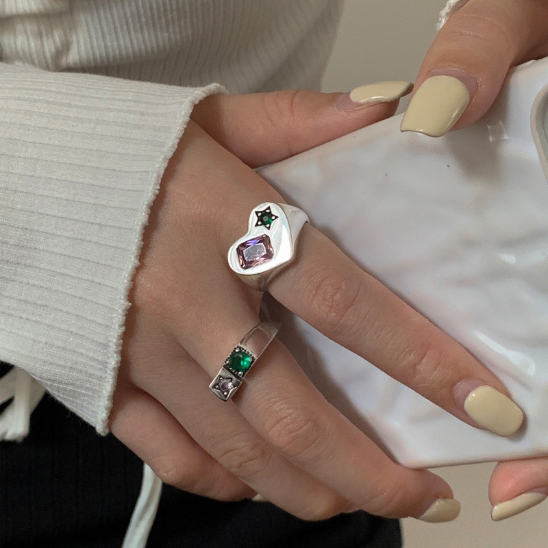 A zircon open-top star-shaped heart ring from Dongdaemun, South Korea, is designed in a cold and unique style for women, with a touch of light luxury full figure