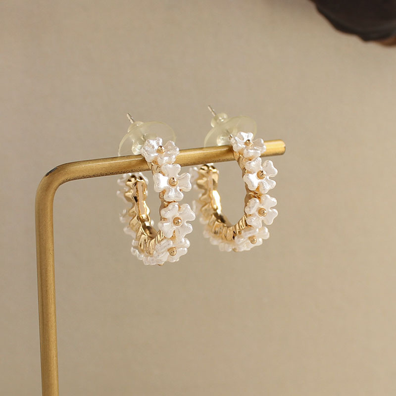 Gentle in the human world, C-shaped semi-circular flower ear studs, shell luster, elegant Japanese style, sweet and elegant earrings and ear clips full figure