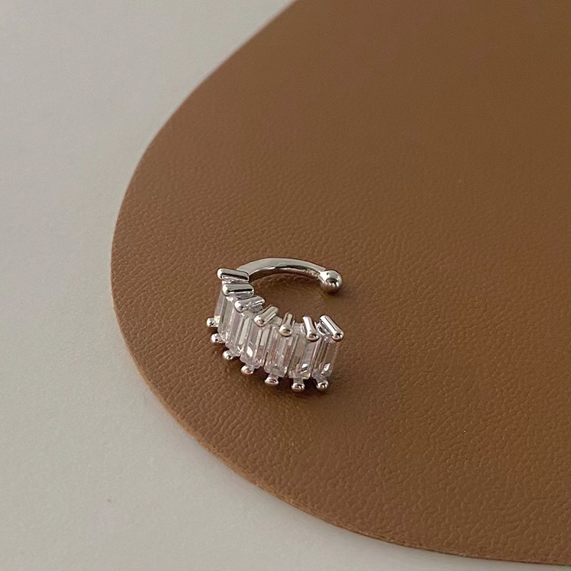 The super sparkling Zircon ear bone clip features a simple, high-end, light luxury and niche design with a unique and individualistic style. It is an ear clip accessory without any ear holes Specification drawing