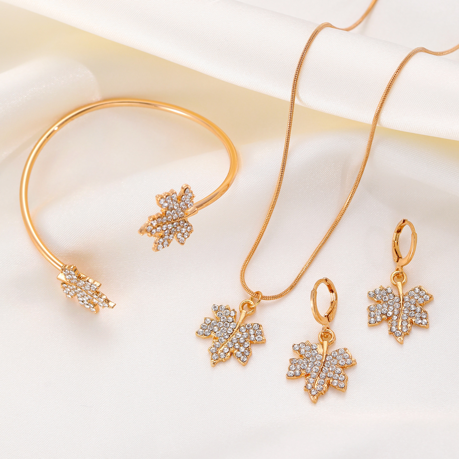 European and American ins style maple leaf necklace, earrings and bracelet set, high-end and light luxury autumn and winter diamond-encrusted jewelry three-piece set for women Specification drawing