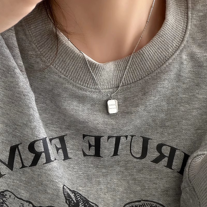Golden pendant square brand necklace for women's Instagram cold style niche design collarbone chain 2023 new simple accessory Application Scenario
