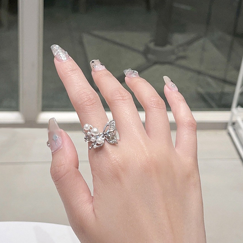 Exquisite and unique butterfly pearl hollowed-out open ring, versatile open ring for women on Instagram, cold style, niche and elegant index finger ring trend Application Scenario